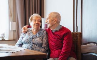 Twee lachende ConnectGroep patiënten