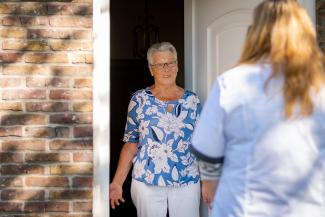 ConnectGroep zorgverlener begroet een patiënt